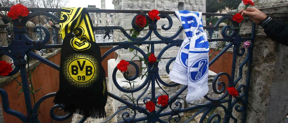 Istanbuler Bürger und Touristen gedenken am Ort des Attentates mit Blumen und Fußballschals der deutschen Opfer.