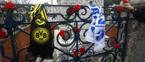 Istanbuler Bürger und Touristen gedenken am Ort des Attentates mit Blumen und Fußballschals der deutschen Opfer. 