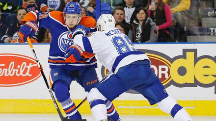 Leon Draisaitl (l.) von den Edmonton Oilers erzielte in der Nacht zu Mittwoch ein Tor und bereitete ein weiteres vor. Trotzdem unterlag das Team des Deutschen in der NHL. 