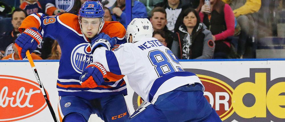Leon Draisaitl (l.) von den Edmonton Oilers erzielte in der Nacht zu Mittwoch ein Tor und bereitete ein weiteres vor. Trotzdem unterlag das Team des Deutschen in der NHL. 