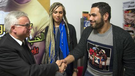 Anteilnahe. Erzbischof Heiner Koch (links) hörte sich die Schicksale homo- und transsexueller Flüchtlinge an.