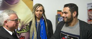 Anteilnahe. Erzbischof Heiner Koch (links) hörte sich die Schicksale homo- und transsexueller Flüchtlinge an.