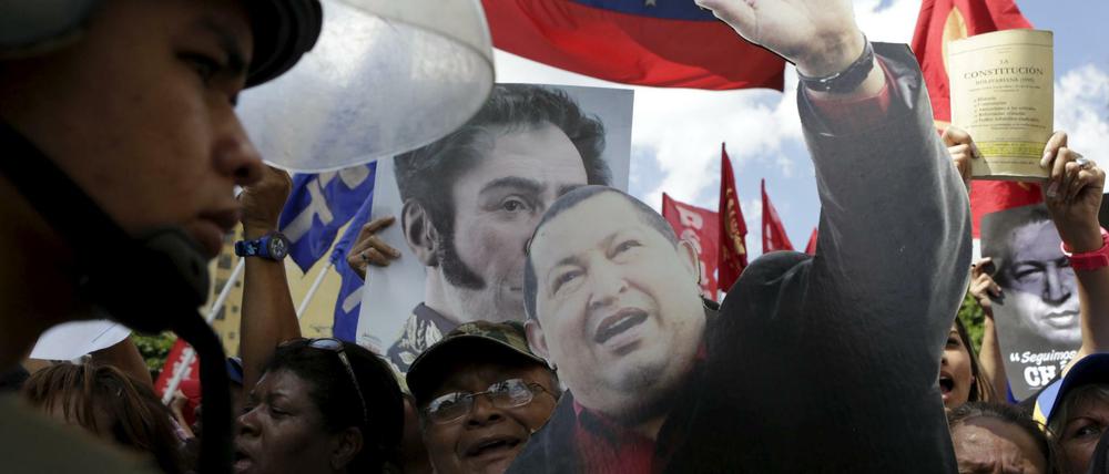 Anhänger von Präsident Maduro protestieren vor dem Obersten Gericht in Caracas. Mit Bildern von Maduros Vorgänger Hugo Chavez.