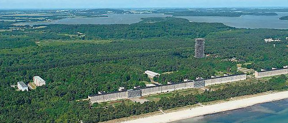 Verfall und Tristesse war gestern. Mit dem neuen Jahr können sich Touristen jetzt über Internetplattformen in Ferienhauswohnungen in Block II einbuchen. Ob der in dieser Fotomontage angenommene Wohnturm hinten Realität wird, steht aber noch in den Sternen.