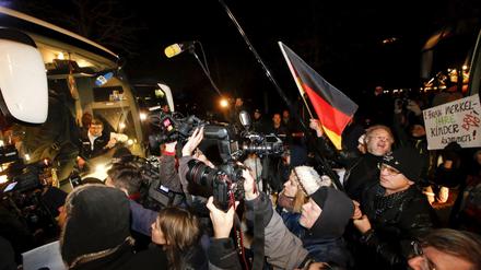 PR war gewünscht und dann doch zu viel. Die Flüchtlinge blieben im Bus. 