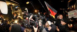 PR war gewünscht und dann doch zu viel. Die Flüchtlinge blieben im Bus. 