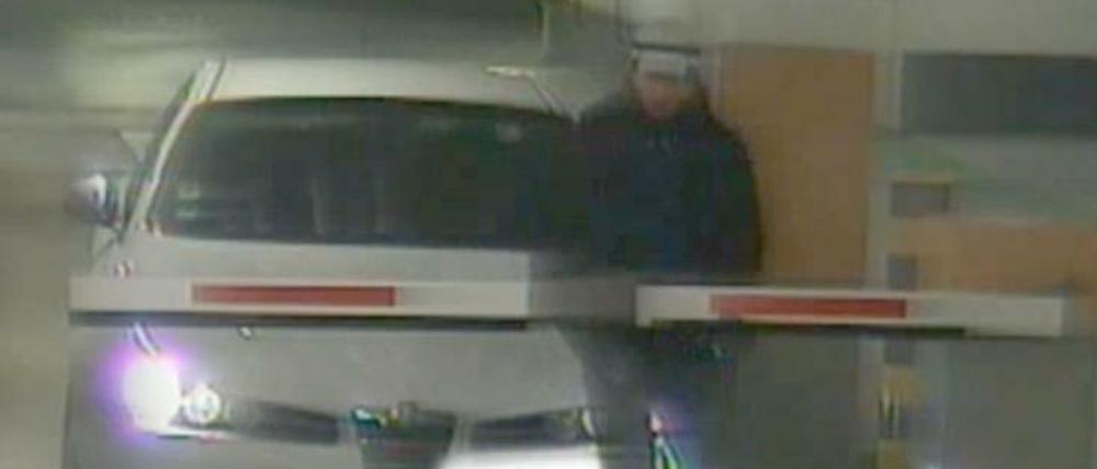 Beim Autoklau gefilmt: Dieser Mann wird von der Polizei gesucht.