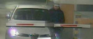 Beim Autoklau gefilmt: Dieser Mann wird von der Polizei gesucht.