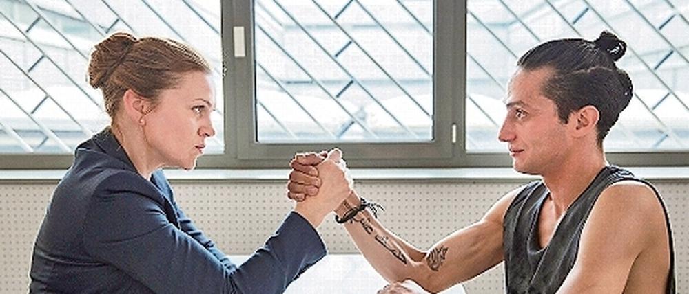 Die Stadt und die Macht: Trotz ihres strapaziösen Wahlkampfs betreut Susanne Kröhmer (Anna Loos, l.) weiterhin ihren Mandanten Jussuf Antun (Burak Yigit).