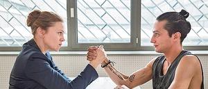 Die Stadt und die Macht: Trotz ihres strapaziösen Wahlkampfs betreut Susanne Kröhmer (Anna Loos, l.) weiterhin ihren Mandanten Jussuf Antun (Burak Yigit).