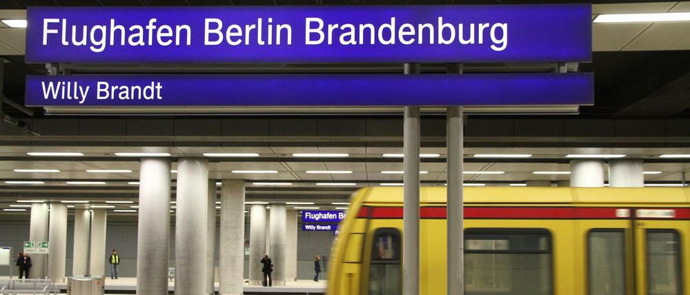 Nächster Halt: Flughafen-Bahnhof. Die S-Bahn rollt hier rein, damit die Luft nicht steht und es damit schimmelt.