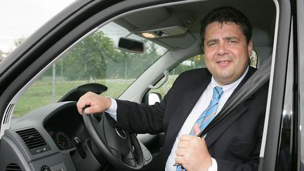 Sigmar Gabriel am Steuer (Archivbild von 2005).
