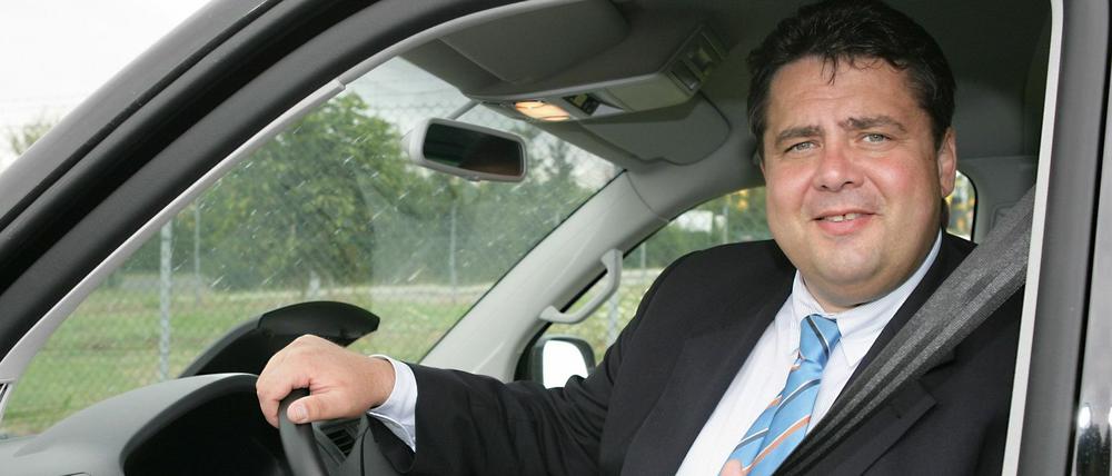 Sigmar Gabriel am Steuer (Archivbild von 2005).