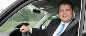 Sigmar Gabriel am Steuer (Archivbild von 2005).