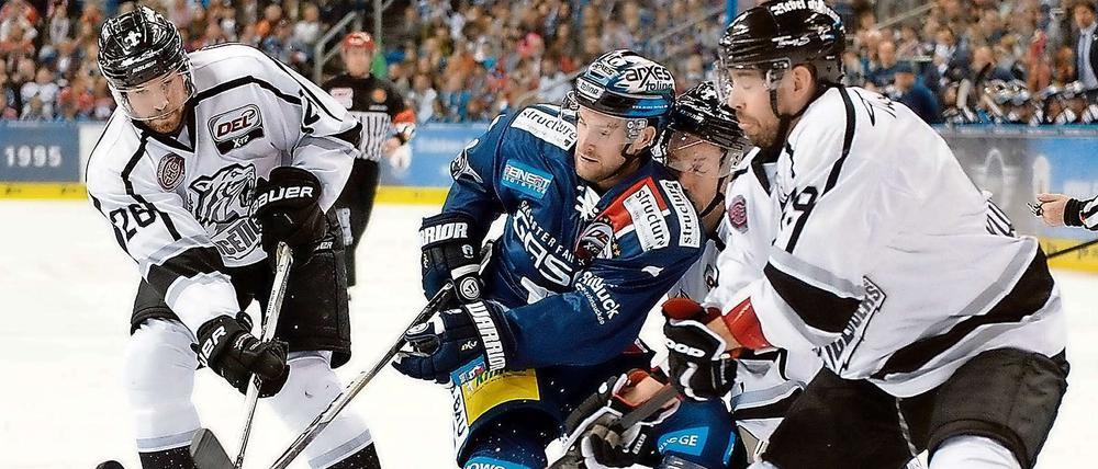 Immer unter Spannung. Eisbären-Profi Mark Olver (Mitte).