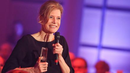 Ina Weisse erhält den Deutschen Fernsehpreis in der Kategorie "Beste Schauspielerin".