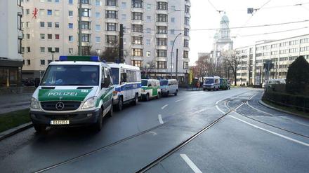 Die 33. Einsatzhundertschaft wartete am Donnerstagmorgen am Bersarinplatz Ecke Rigaer Straße in Berlin-Friedrichshain auf den Einsatz.