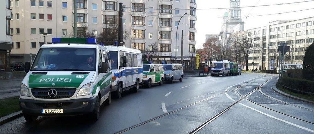 Die 33. Einsatzhundertschaft wartete am Donnerstagmorgen am Bersarinplatz Ecke Rigaer Straße in Berlin-Friedrichshain auf den Einsatz.
