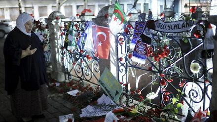 Eine Frau trauert und betet am Ort des Attentats von Istanbul.