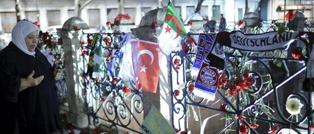 Eine Frau trauert und betet am Ort des Attentats von Istanbul.