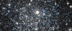 Ist da wer? In Kugelsternhaufen (hier IC 4499), könnten die Bedingungen besonders gut sein, damit Zivilisationen lange erhalten bleiben.