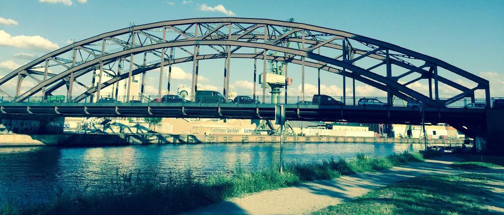 Hier der Blick nach Süden: Die Schulenburgbrücke vom Havelradweg gesehen.