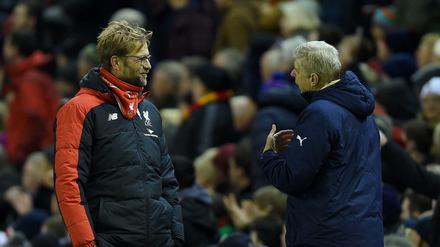 Kleine Meinungsverschiedenheit. Jürgen Klopp diskutiert mit Arsenals Trainer Arsene Wenger. 