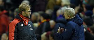 Kleine Meinungsverschiedenheit. Jürgen Klopp diskutiert mit Arsenals Trainer Arsene Wenger. 