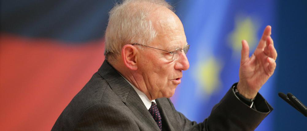Bundesfinanzminister Wolfgang Schäuble (CDU) rechnet mit einem Haushaltsüberschuss von rund 12 Milliarden Euro.