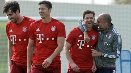 Pep Guardiola hat im Trainingslager in Katar Spaß mit seinen Spielern. 