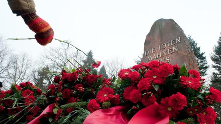 Lieblingsfarbe Rot: Ein Teilnehmer der Gedenkveranstaltung legt am Sonntag eine Nelke für Rosa Luxemburg und Karl Liebknecht nieder. 