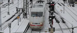Mit gebremster Kraft: Die Deutsche Bahn drosselt am Freitag das Tempo ihrer ICEs