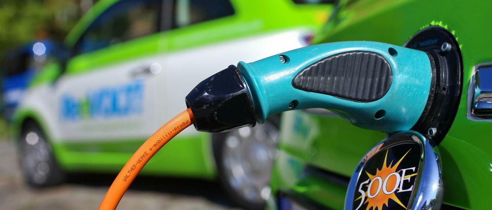 Die flächendeckende Versorgung mit Ladesäulen ist eines der Probleme bei der massenhaften Nutzung von E-Autos.