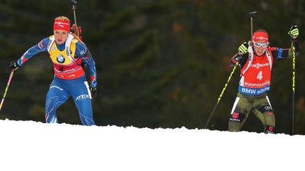 Laura Dahlmeier (r.) geht an der Tschechin Gabriela Soukalova vorbei.