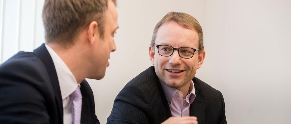 Der Berliner Senator für Gesundheit und Soziales, Mario Czaja (CDU - l), stellt den neuen, kommissarische Präsident des Landesamtes für Gesundheit und Soziales, Sebastian Muschter vor.