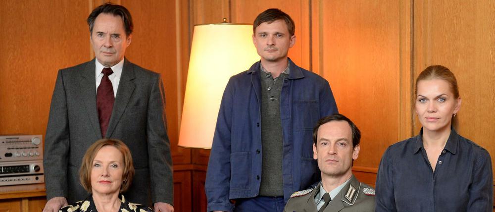 "Weissensee" geht weiter- Die Schauspieler Ruth Reinecke (Marlene Kupfer, von links nach rechte), Uwe Kockisch (Hans Kupfer), Florian Lukas (Martin Kupfer), Jörg Hartmann (Falk Kupfer) und Anna Loos (Vera Kupfer) erzählen die Familiengeschichte weiter.