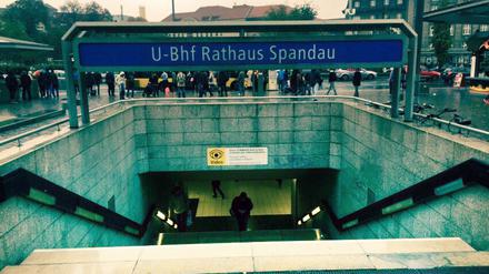 Rathaus Spandau. Nur am Bahnhof Zoo fahren noch mehr Busse. 