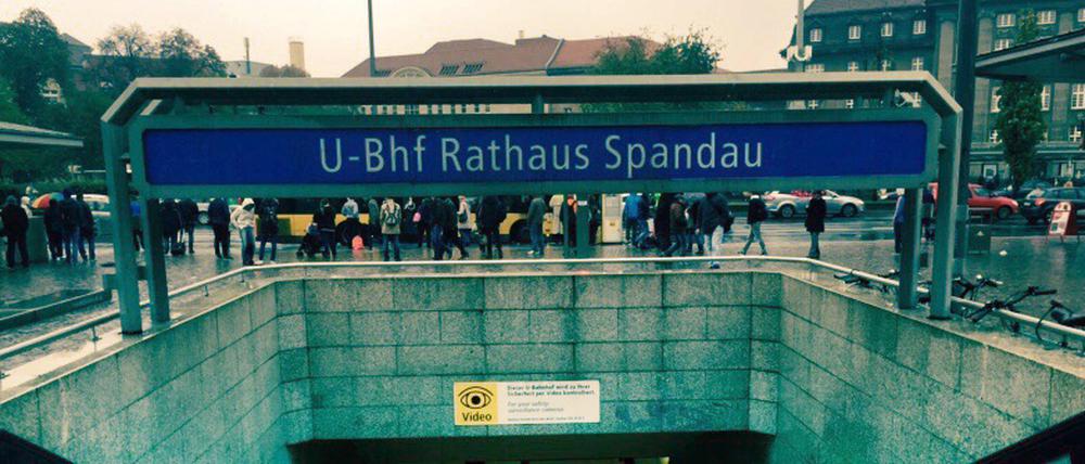 Rathaus Spandau. Nur am Bahnhof Zoo fahren noch mehr Busse. 