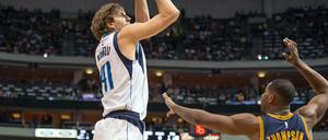 Dirk Nowitzki steigt hoch. Thompson wird seinen Wurf wohl nicht mehr verhindern können.