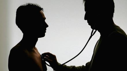 Gesetzlich oder privat? Beim Ärztehonorar macht sich der Versicherungsstatus des Patienten deutlich bemerkbar. 