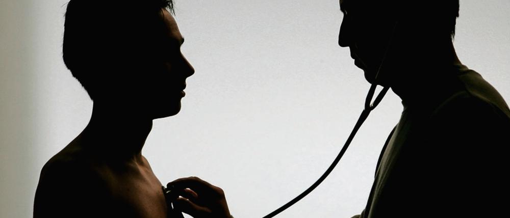 Gesetzlich oder privat? Beim Ärztehonorar macht sich der Versicherungsstatus des Patienten deutlich bemerkbar. 