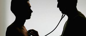 Gesetzlich oder privat? Beim Ärztehonorar macht sich der Versicherungsstatus des Patienten deutlich bemerkbar. 