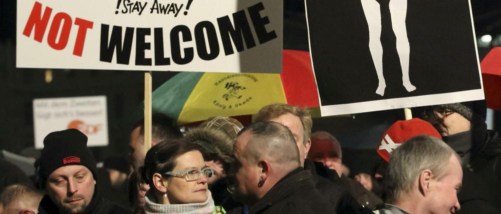 Kundgebung von Legida am Montagabend in Leipzig. Auch Pegida hatte zum einjährigen Geburtstag ihres Ablegers in die Messestadt mobilisiert.