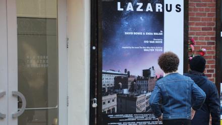 Passanten vor dem New York Theatre Workshop, wo das Bowie-Musical "Lazarus" gespielt wird und Blumen zum Gedenken an den gestorbenen Musiker niedergelegt werden. 