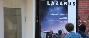 Passanten vor dem New York Theatre Workshop, wo das Bowie-Musical "Lazarus" gespielt wird und Blumen zum Gedenken an den gestorbenen Musiker niedergelegt werden. 