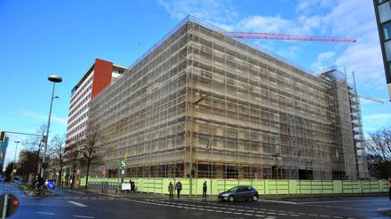 Das Deutschland an der Stresemannstraße am Anhalter Bahnhof in Kreuzberg wird derzeit renoviert.
