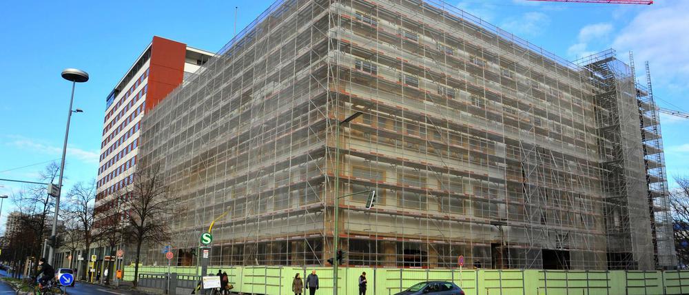 Das Deutschland an der Stresemannstraße am Anhalter Bahnhof in Kreuzberg wird derzeit renoviert.