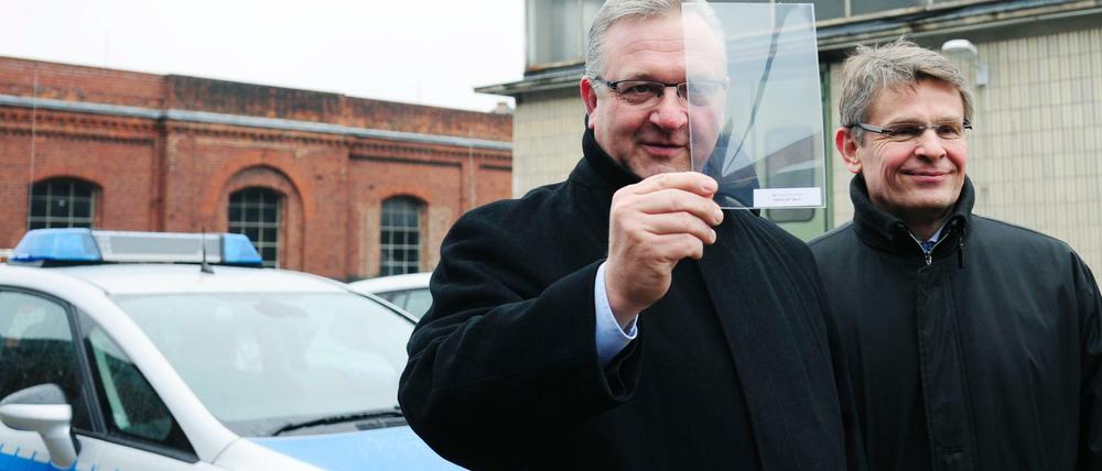 Innensenator Frank Henkel (im Bild links) und Polizeipräsident Klaus Kandt stellten in Kreuzberg die Sicherheitsfolien für die Einsatzwagen der Polizei vor.