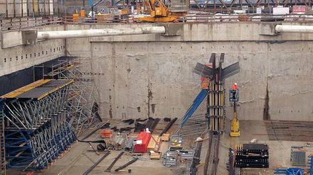 An der Grenzallee wird bereits der Tunnel für die A 100 errichtet. Vor der S-Bahn- Brücke im Hintergrund steigt die Trasse etwas an und verläuft als offener Trog weiter bis zum Treptower Park. 