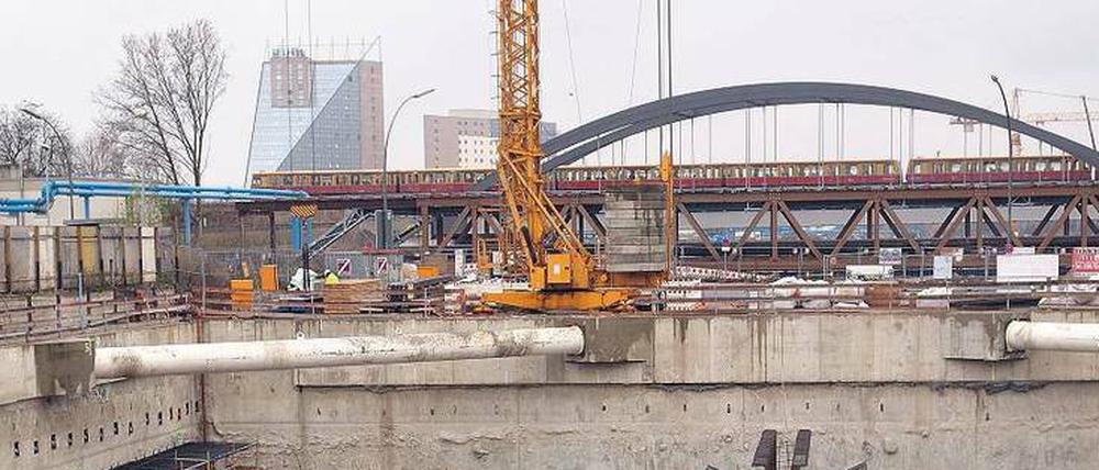 An der Grenzallee wird bereits der Tunnel für die A 100 errichtet. Vor der S-Bahn- Brücke im Hintergrund steigt die Trasse etwas an und verläuft als offener Trog weiter bis zum Treptower Park.